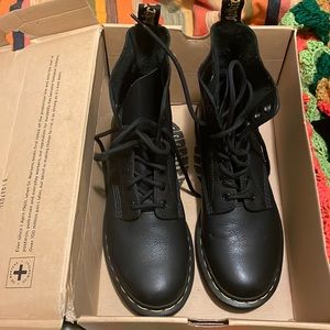 Dr Martens airwair boots